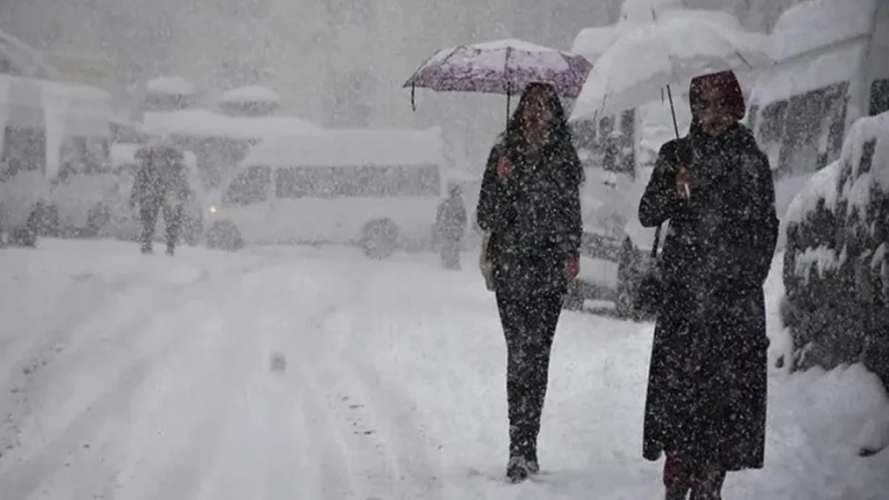 Karadeniz'de Fırtına: 7 İlde kuvvetli yağış ve kar