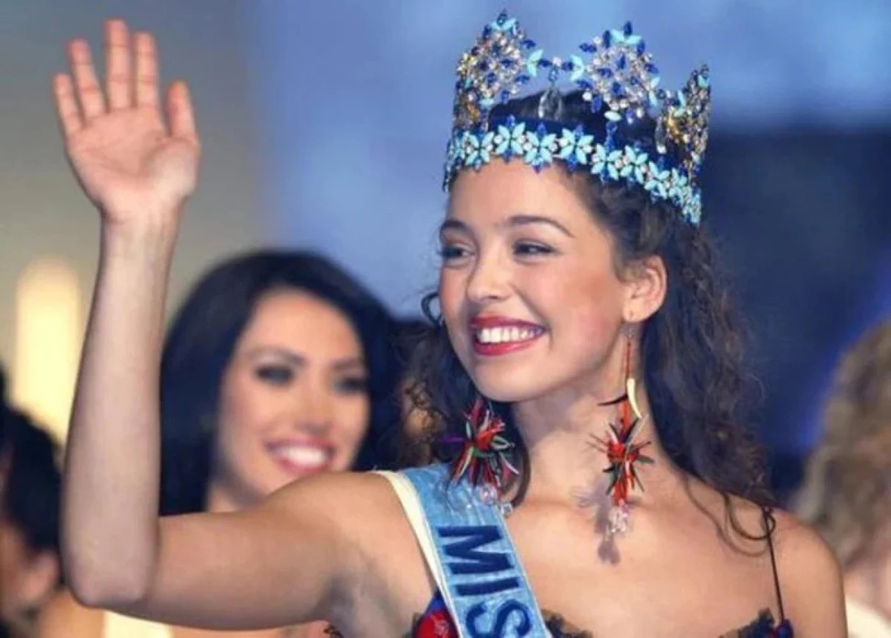 Azra Akın: Güzellik yarışmasına Aile dostlarımız sayesinde katıldım