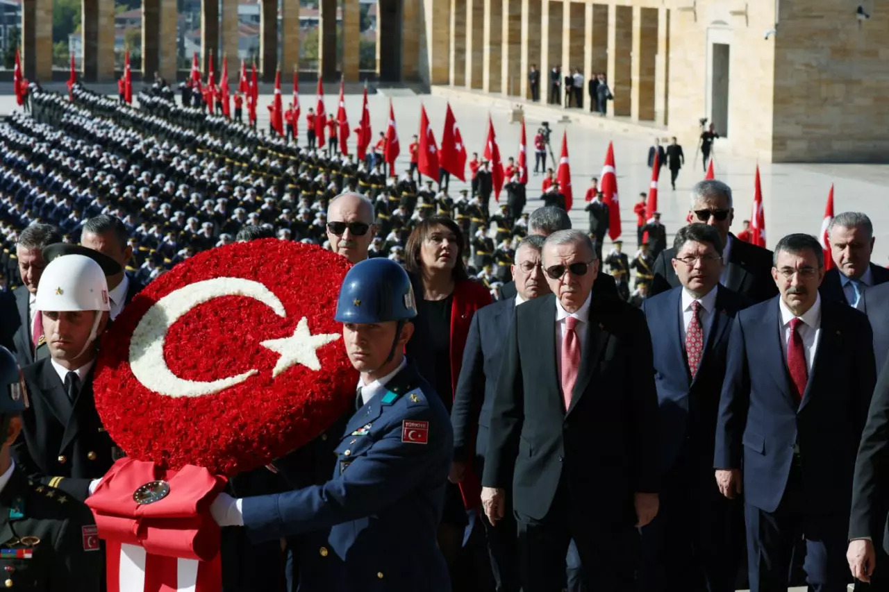 Cumhuriyetin 101. Yılı kutlanıyor: Erdoğan Anıtkabir defterini imzaladı