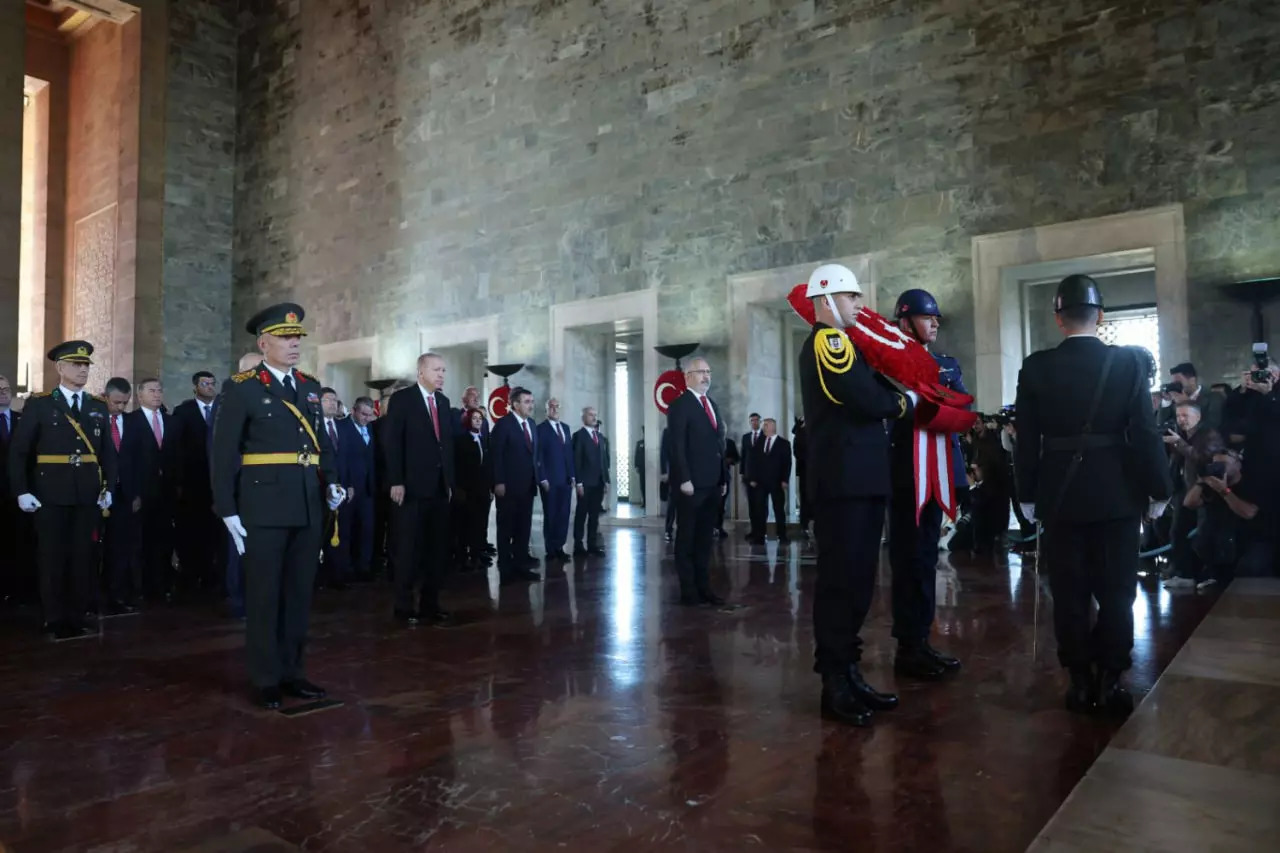 Cumhuriyetin 101. Yılı kutlanıyor: Erdoğan Anıtkabir defterini imzaladı