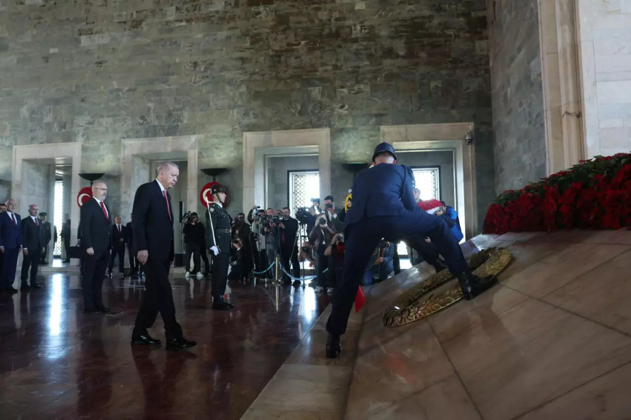 Cumhuriyetin 101. Yılı kutlanıyor: Erdoğan Anıtkabir defterini imzaladı