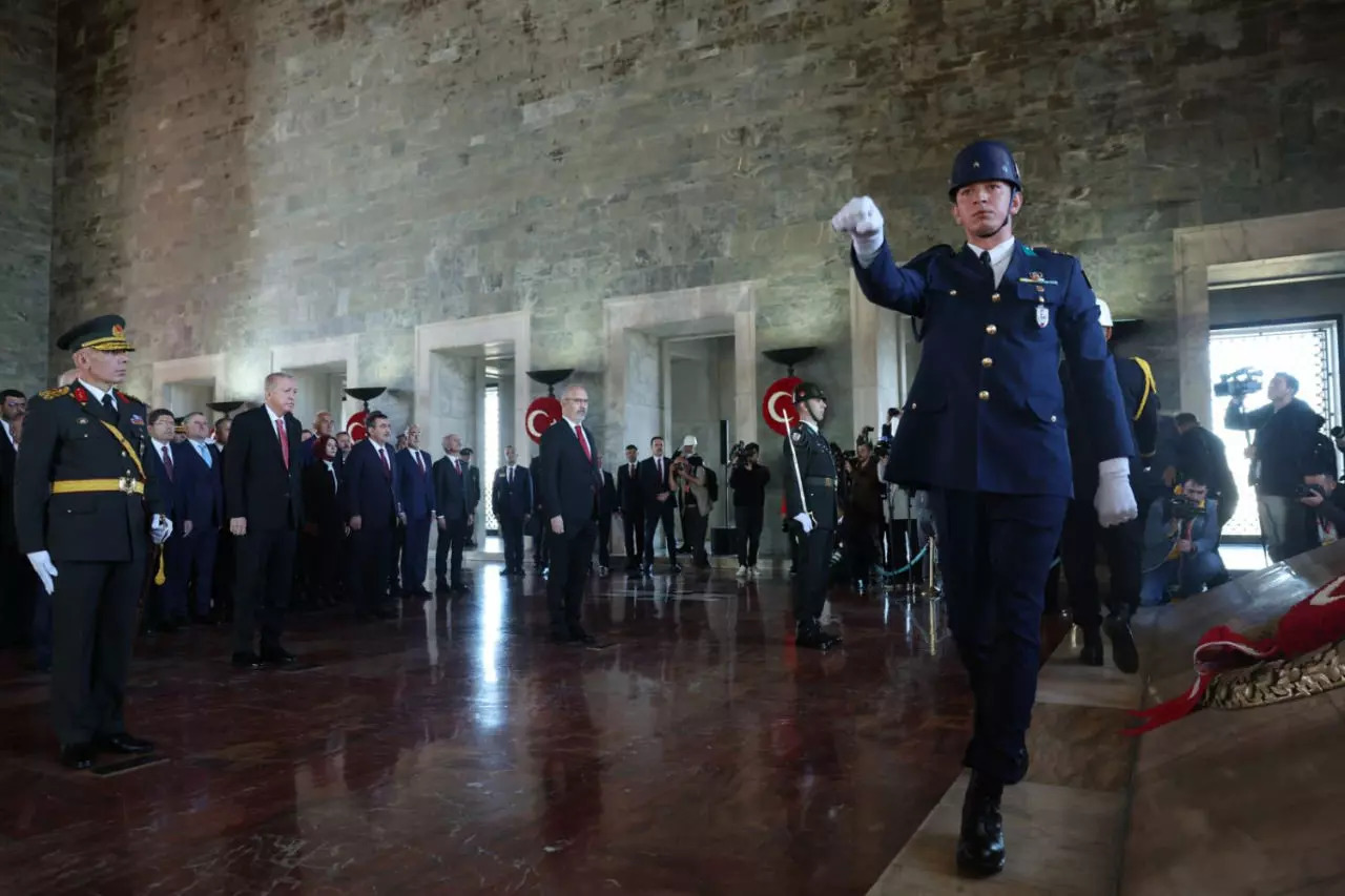 Cumhuriyetin 101. Yılı kutlanıyor: Erdoğan Anıtkabir defterini imzaladı