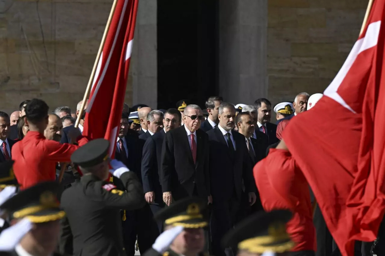 Cumhuriyetin 101. Yılı kutlanıyor: Erdoğan Anıtkabir defterini imzaladı