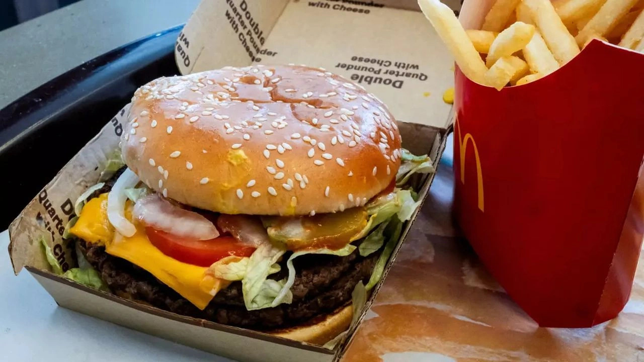Fast Food devi tehlikede: Soğan kaynaklı salgın panik yarattı