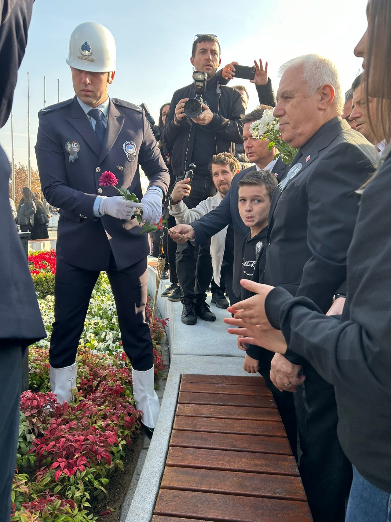 Bursa Büyükşehir Belediye Başkanı Mustafa Bozbey 10 Kasım anısına heykel açtı