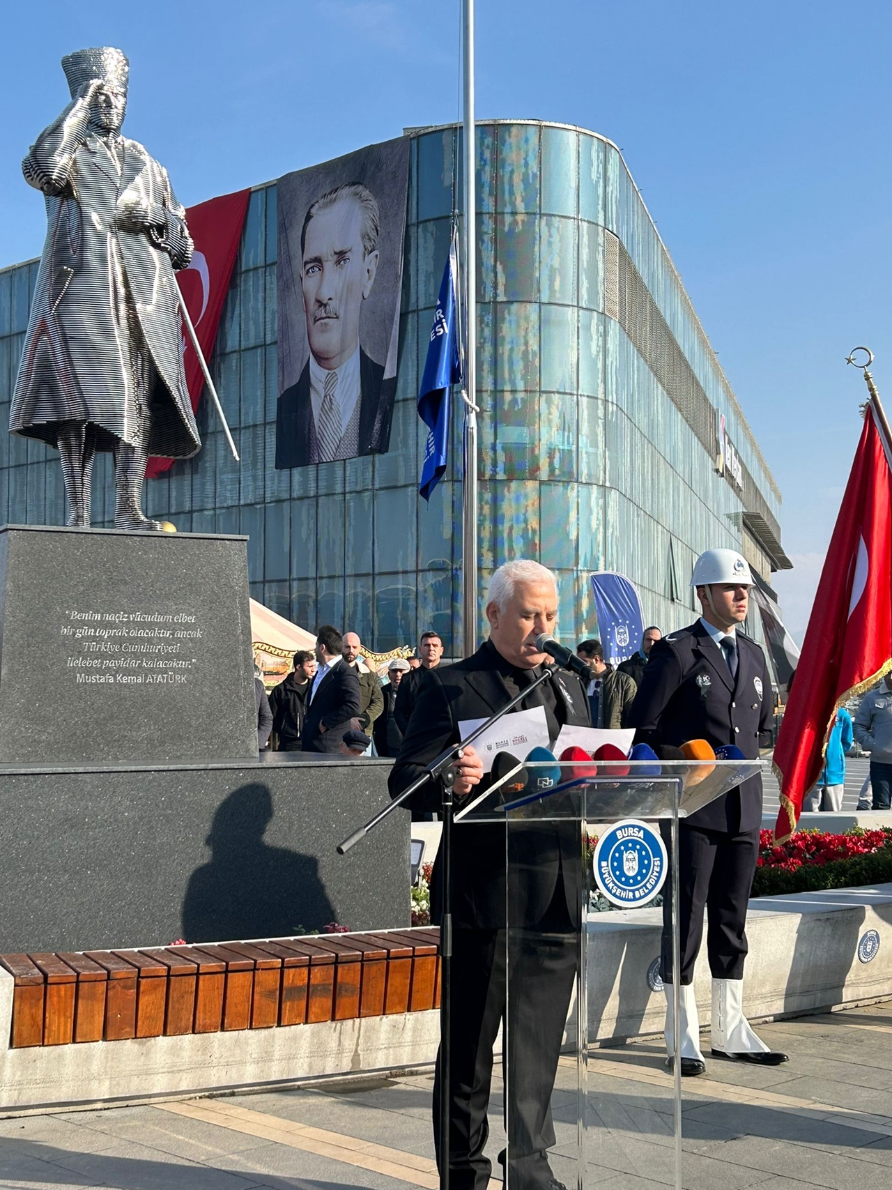 Bursa Büyükşehir Belediye Başkanı Mustafa Bozbey 10 Kasım anısına heykel açtı