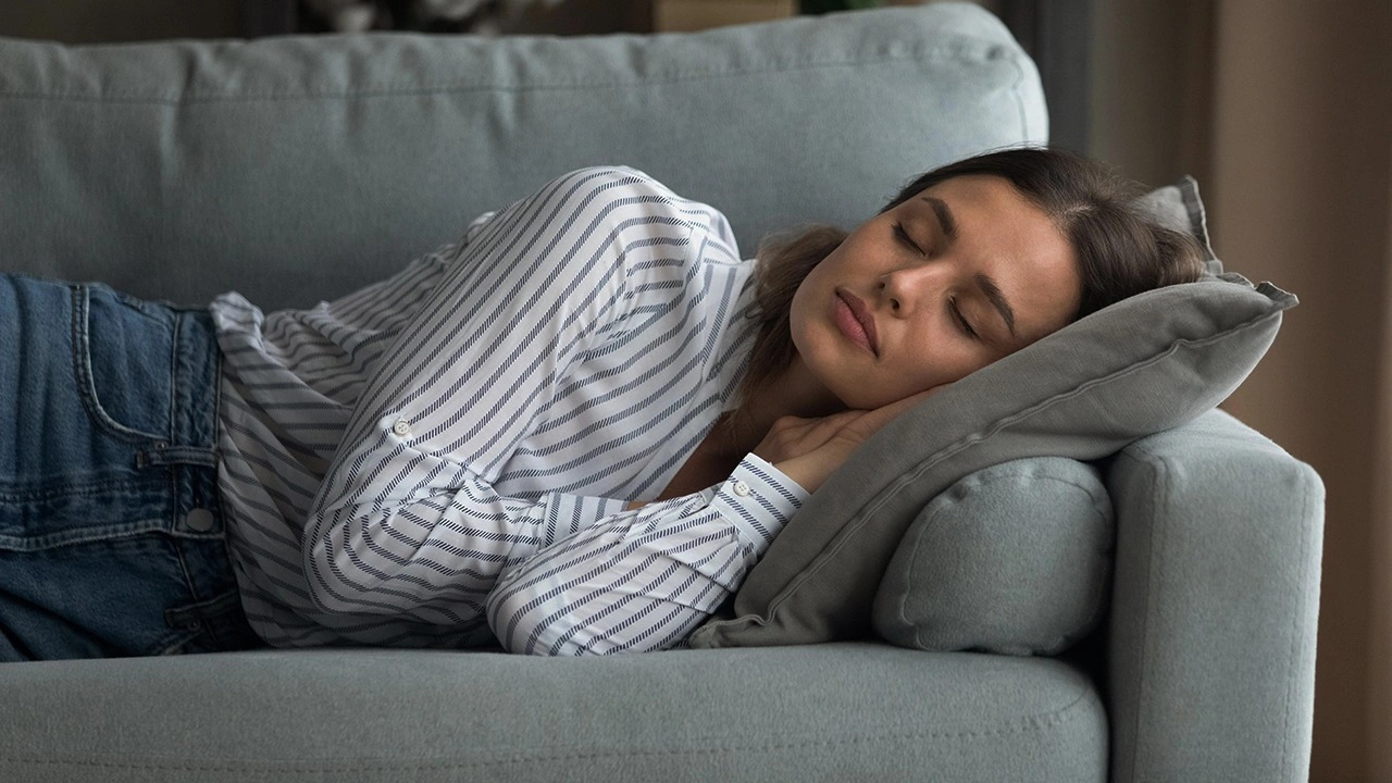 Kanepeye uzanarak uyumanın zararları: Sağlıklı uyku için dikkat edilmesi gerekenler