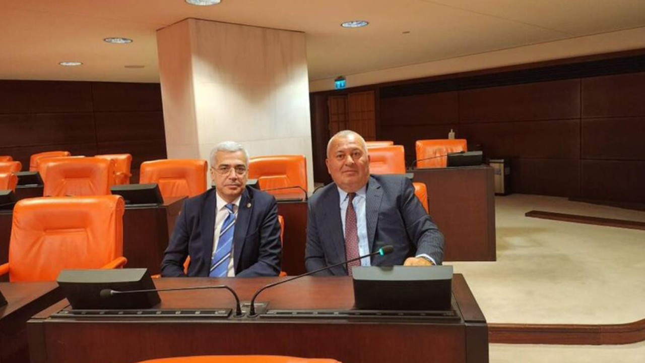 Merkez sağda yaprak dökümü: İki önemli istifa