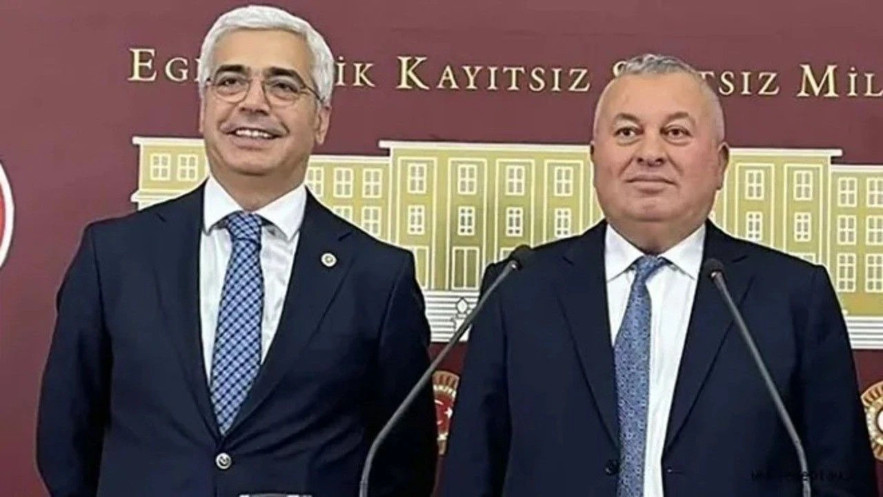 Merkez sağda yaprak dökümü: İki önemli istifa