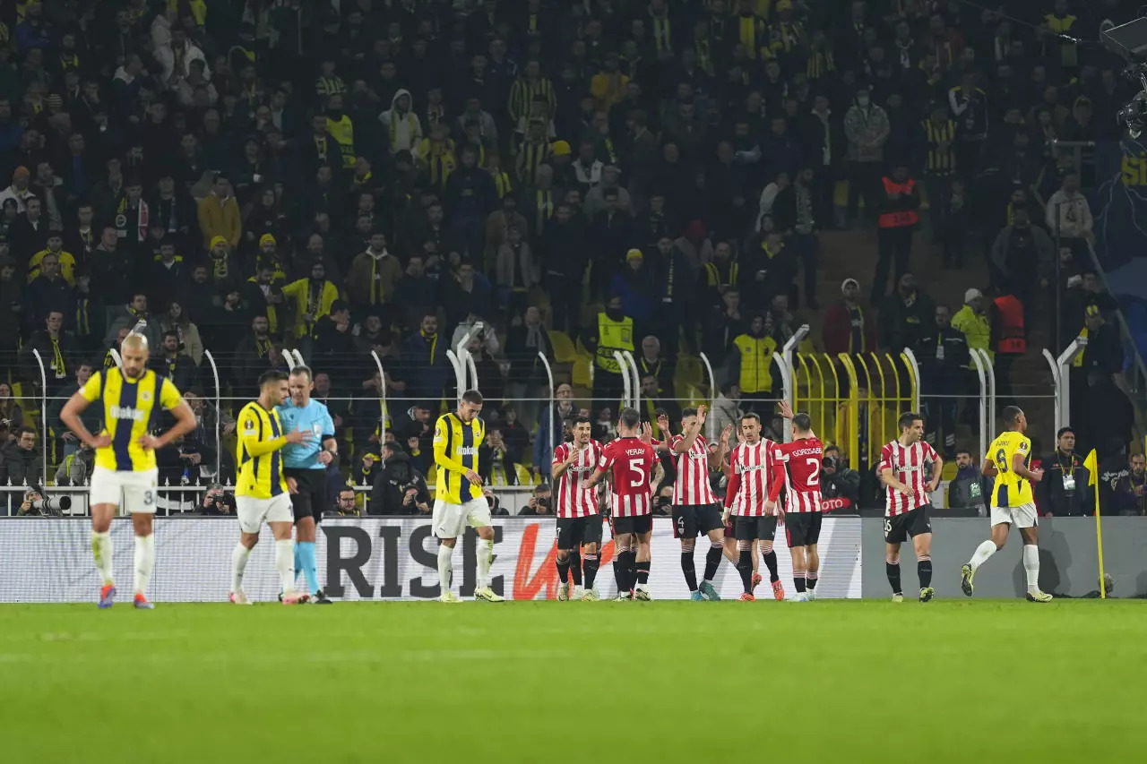 Fenerbahçe, 10 kişiyle yıkıldı! Athletic Bilbao 2-0 kazandı, liderlik gitti
