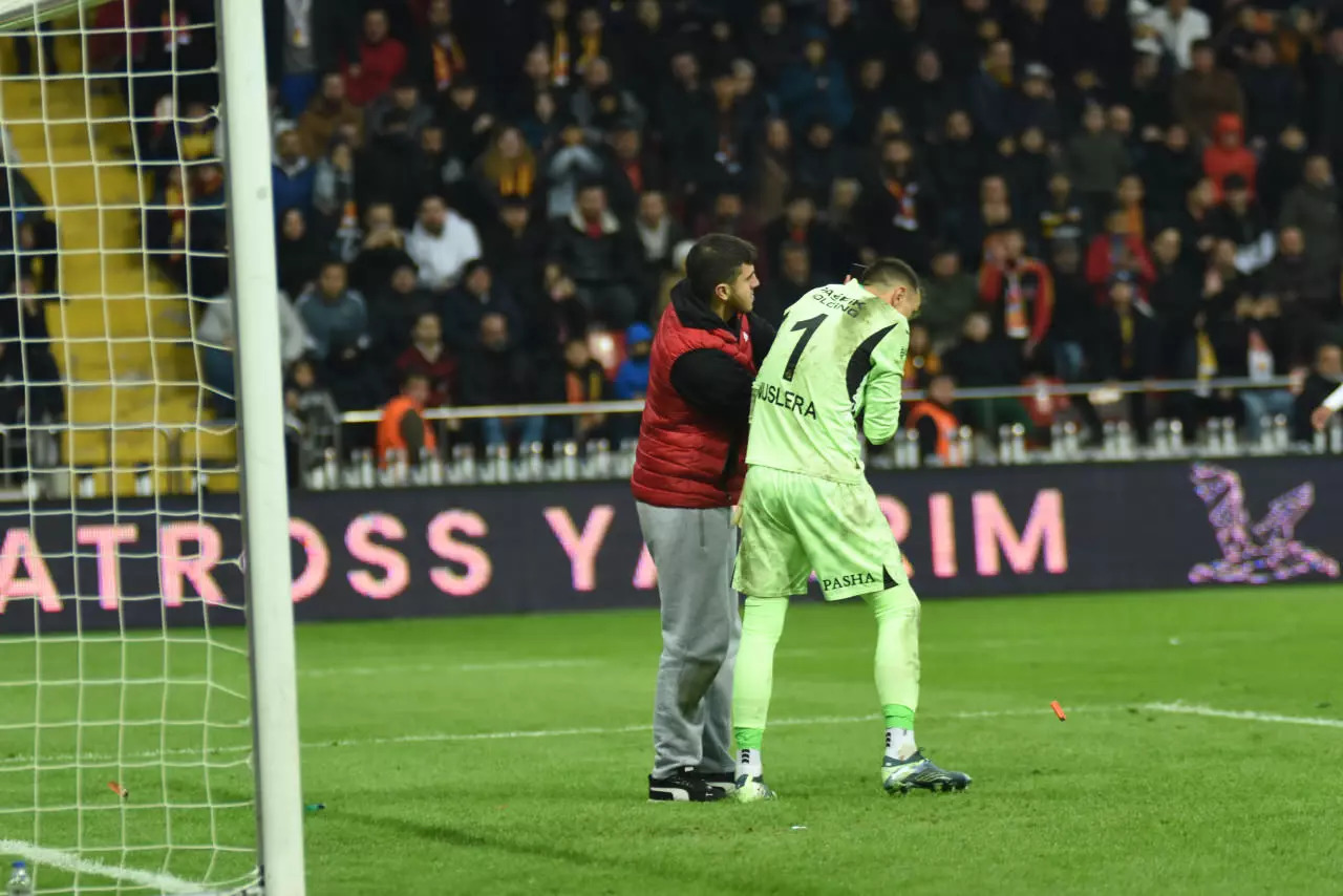 Süper Lig'de şaşkınlık yaratan anlar: Sahaya giren taraftar olayı