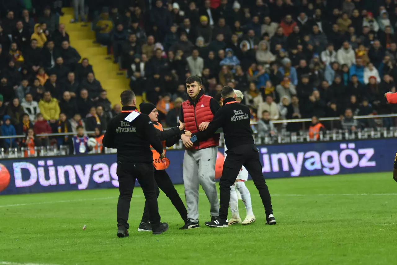 Süper Lig'de şaşkınlık yaratan anlar: Sahaya giren taraftar olayı