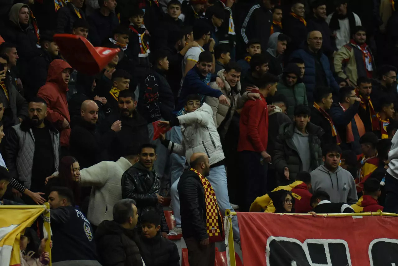 Süper Lig'de şaşkınlık yaratan anlar: Sahaya giren taraftar olayı