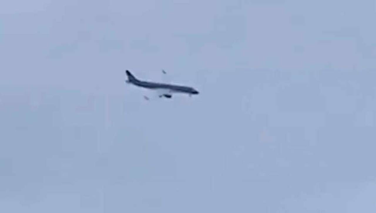 Kazakistan'da Azerbaycan Havayolları'na ait yolcu uçağı düştü