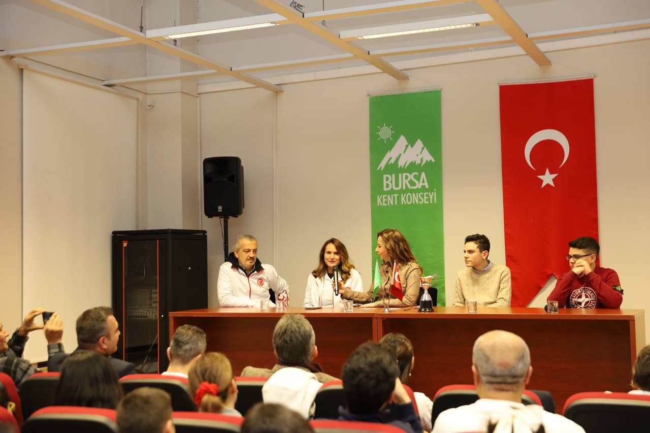 Bursa’da Akıl sporları zirvesi: Şampiyonlar gençlerle buluştu