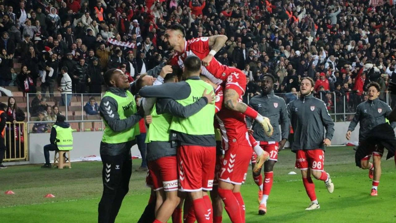 Samsunspor, Trabzonspor'u 2-1 yenerek 3 puanı kaptı