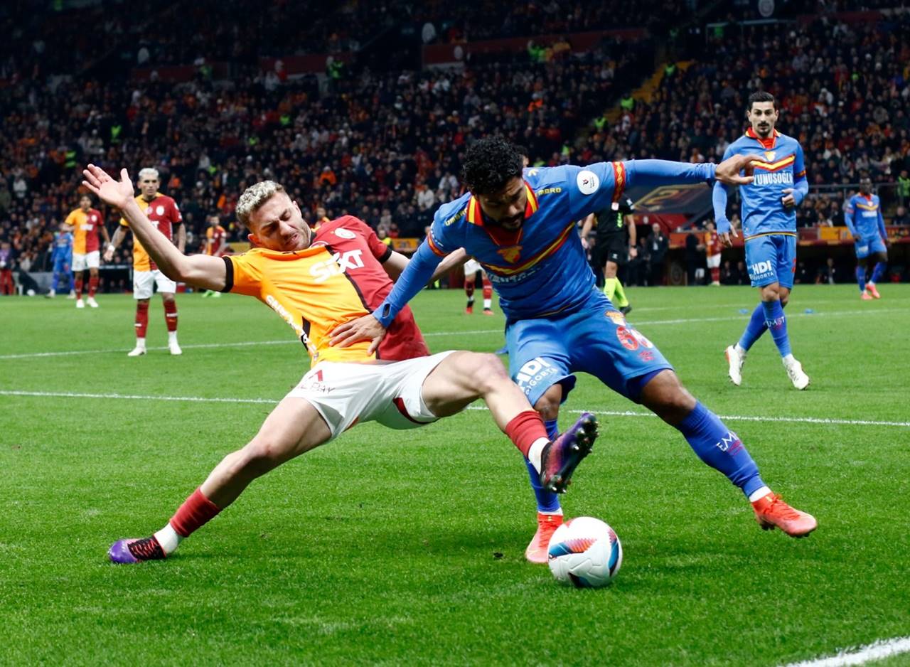 Galatasaray, Göztepe’yi 2-1 mağlup ederek liderliğini sürdürdü