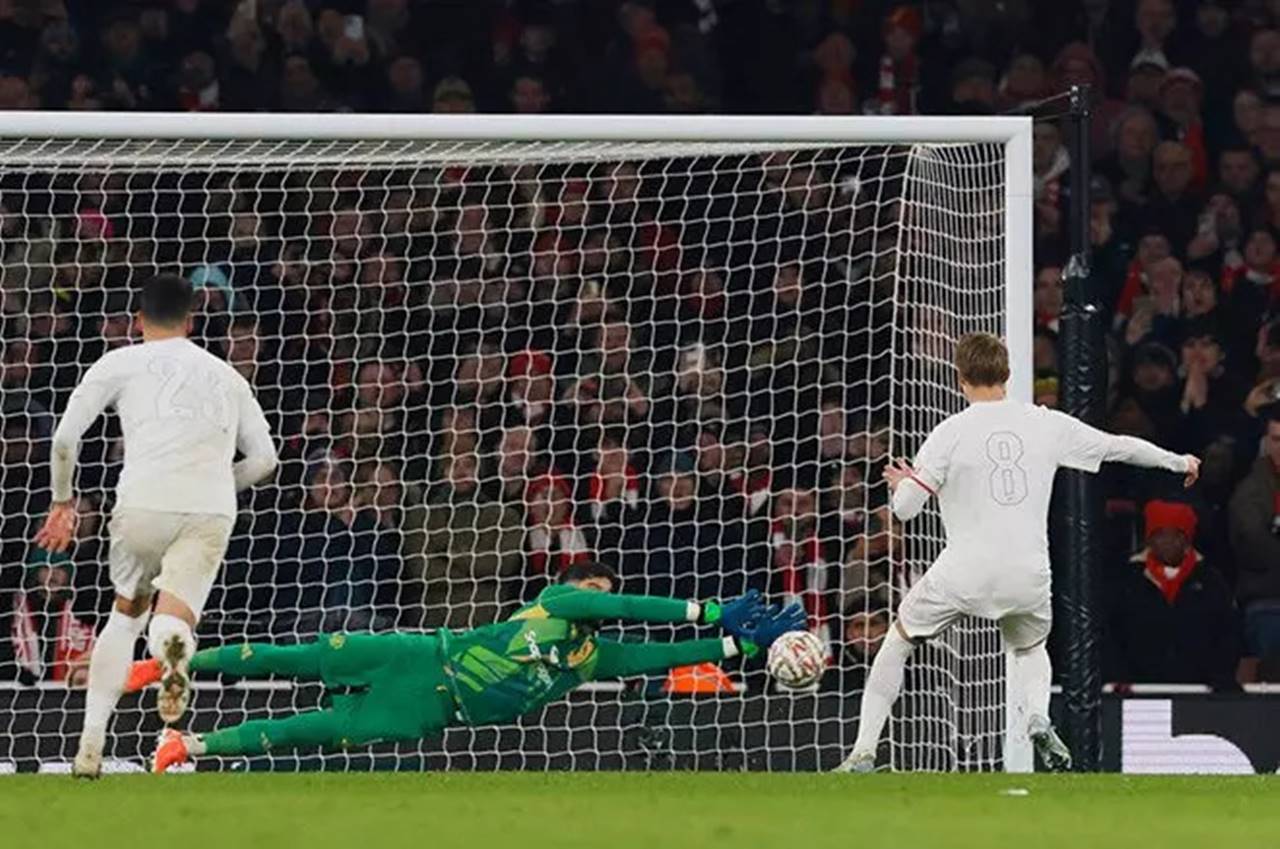 Altay Bayındır, Manchester United’ı penaltılarla tura taşıdı