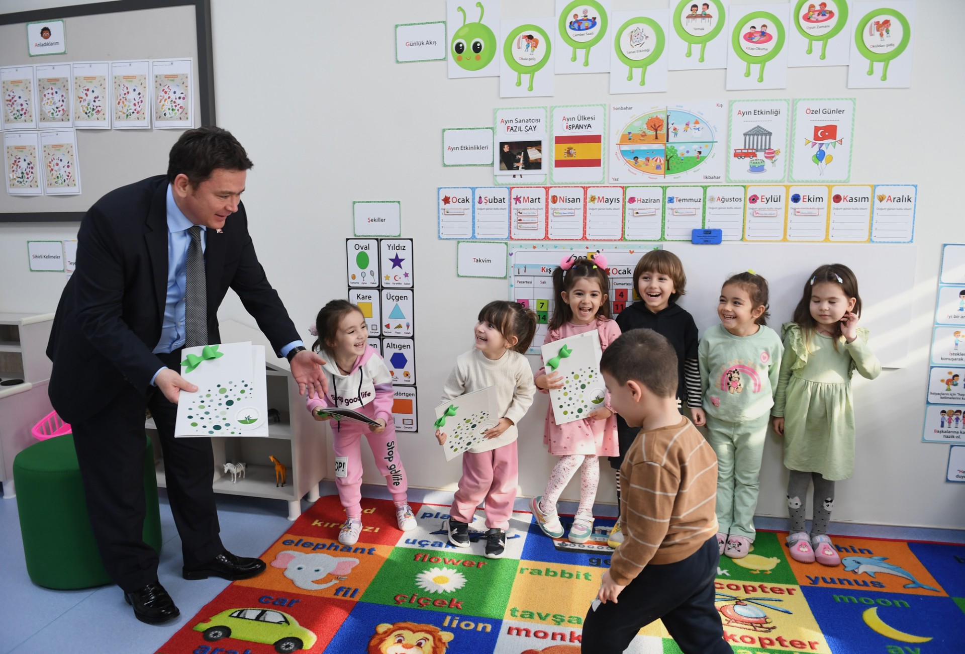 Başkan Aydın, Miniklerin karne heyecanını paylaştı