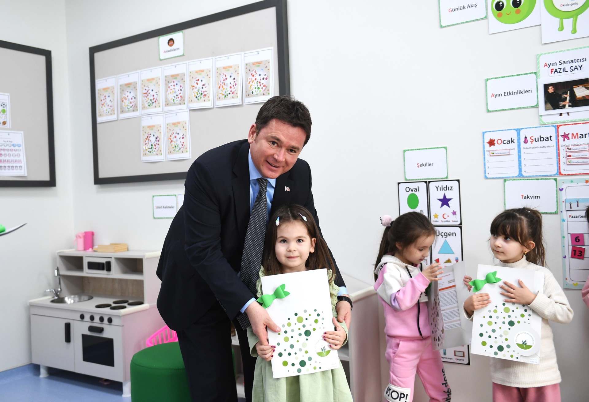 Başkan Aydın, Miniklerin karne heyecanını paylaştı