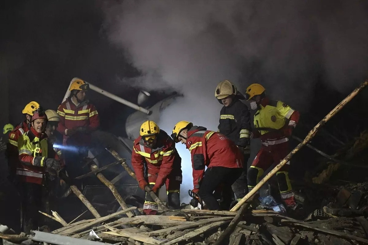 Konya’da 4 katlı bina çöktü: Enkaz altında zamana karşı yarış