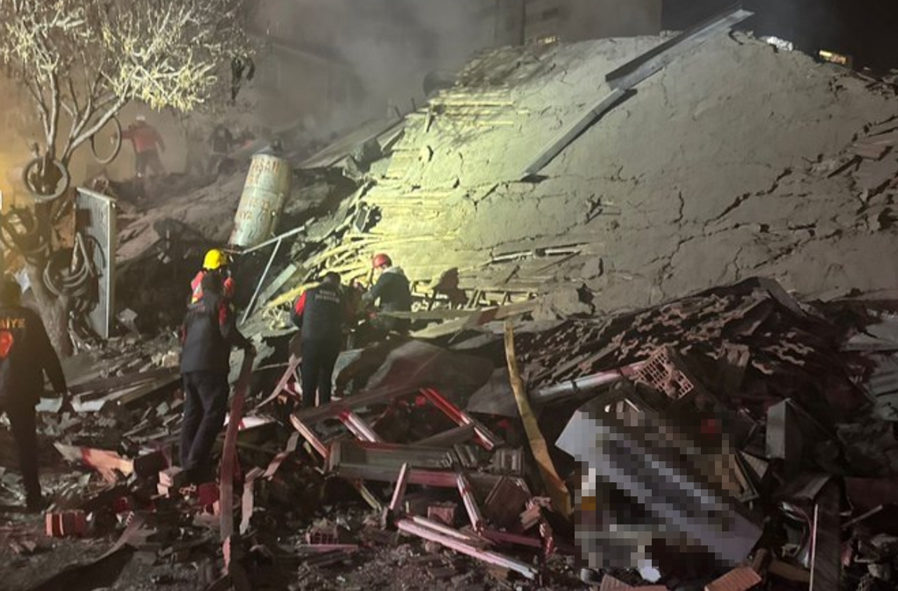 Konya’da 4 katlı bina çöktü: Enkaz altında zamana karşı yarış