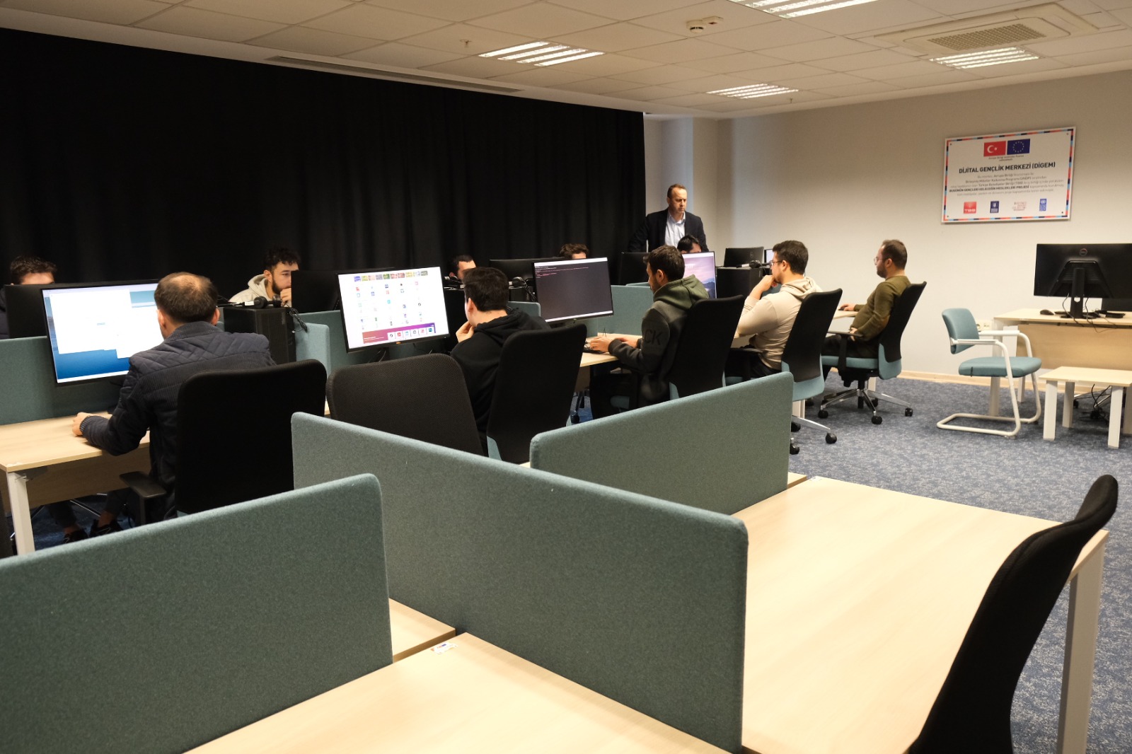 Gençler için dijital gelecek: Yeni merkezler açıldı