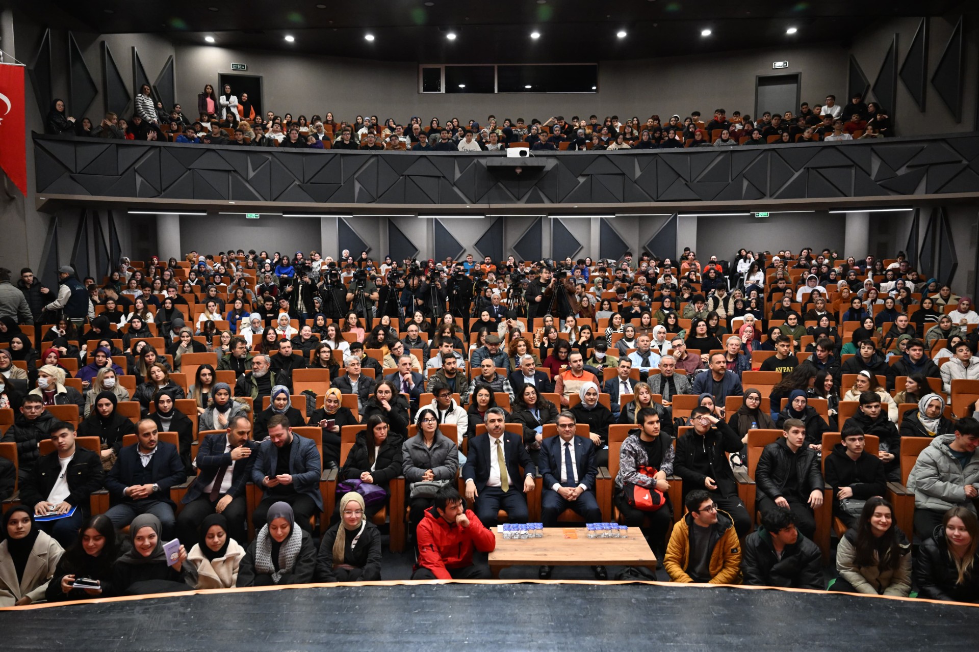 Yıldırım Belediyesi’nden Gençlere kütüphaneden kampüse destek