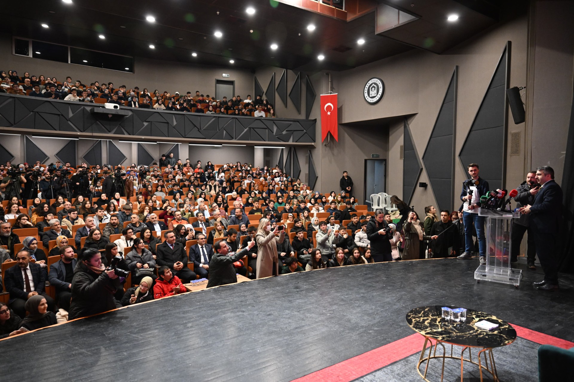 Yıldırım Belediyesi’nden Gençlere kütüphaneden kampüse destek