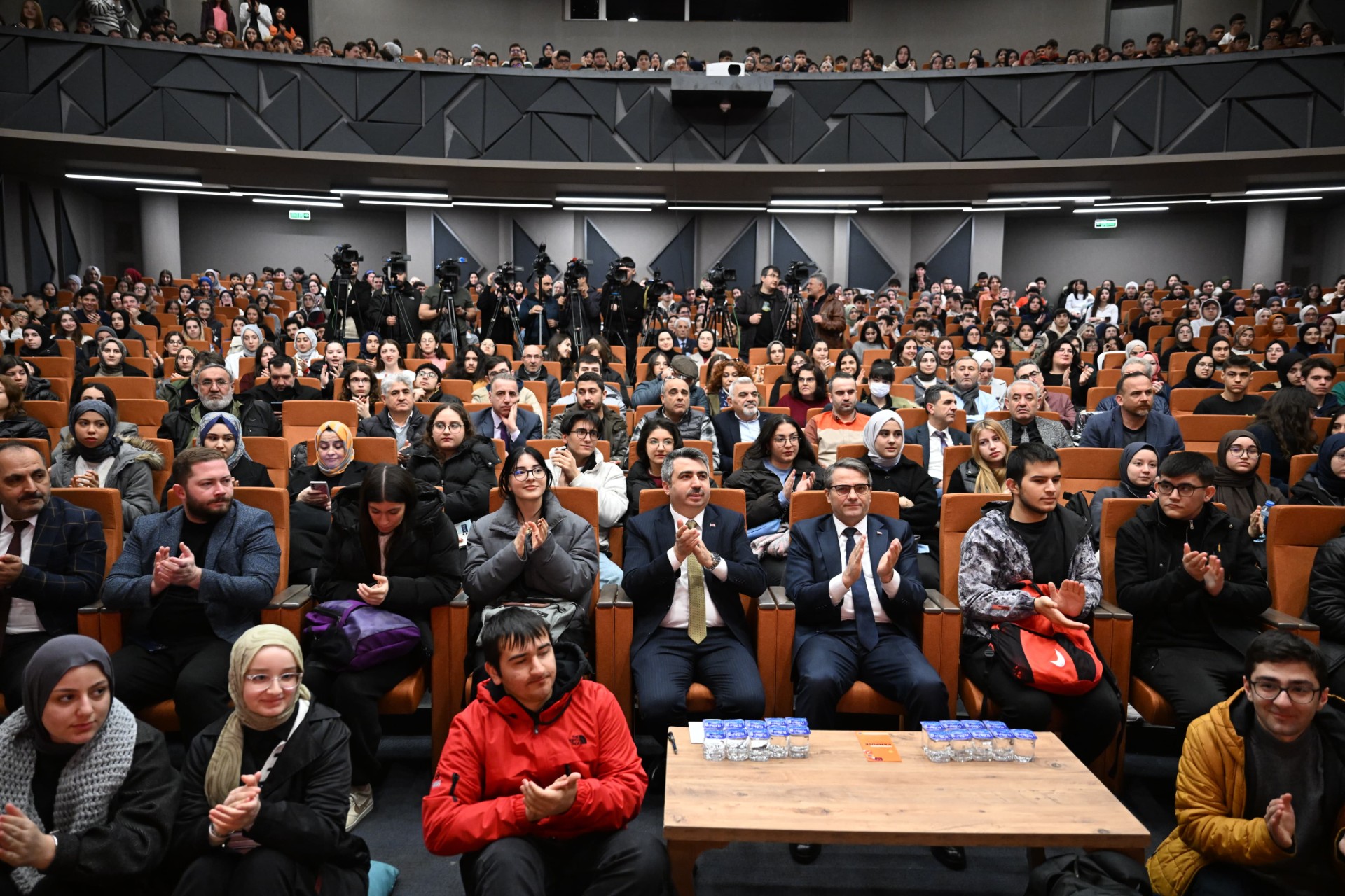 Yıldırım Belediyesi’nden Gençlere kütüphaneden kampüse destek