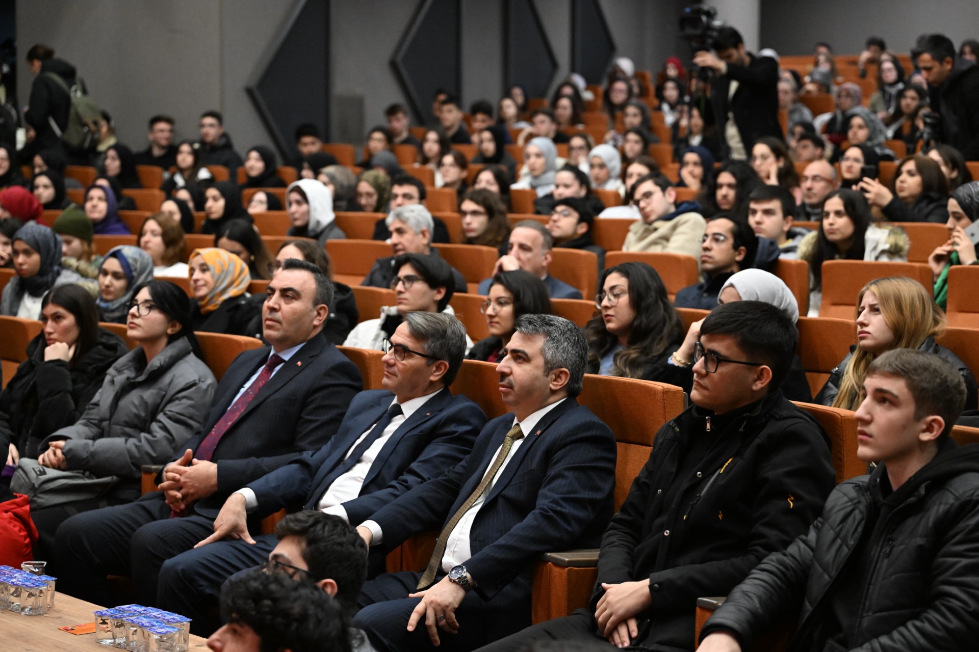 Yıldırım Belediyesi’nden Gençlere kütüphaneden kampüse destek