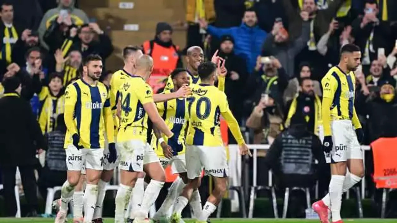 Fenerbahçe, Kasımpaşa'yı Mağlup ederek liderlik yarışını sürdürdü