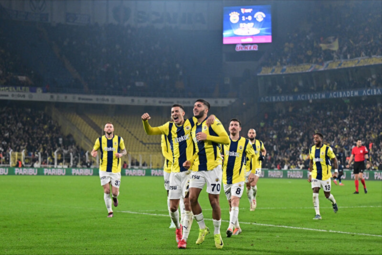 Fenerbahçe, Kasımpaşa'yı Mağlup ederek liderlik yarışını sürdürdü