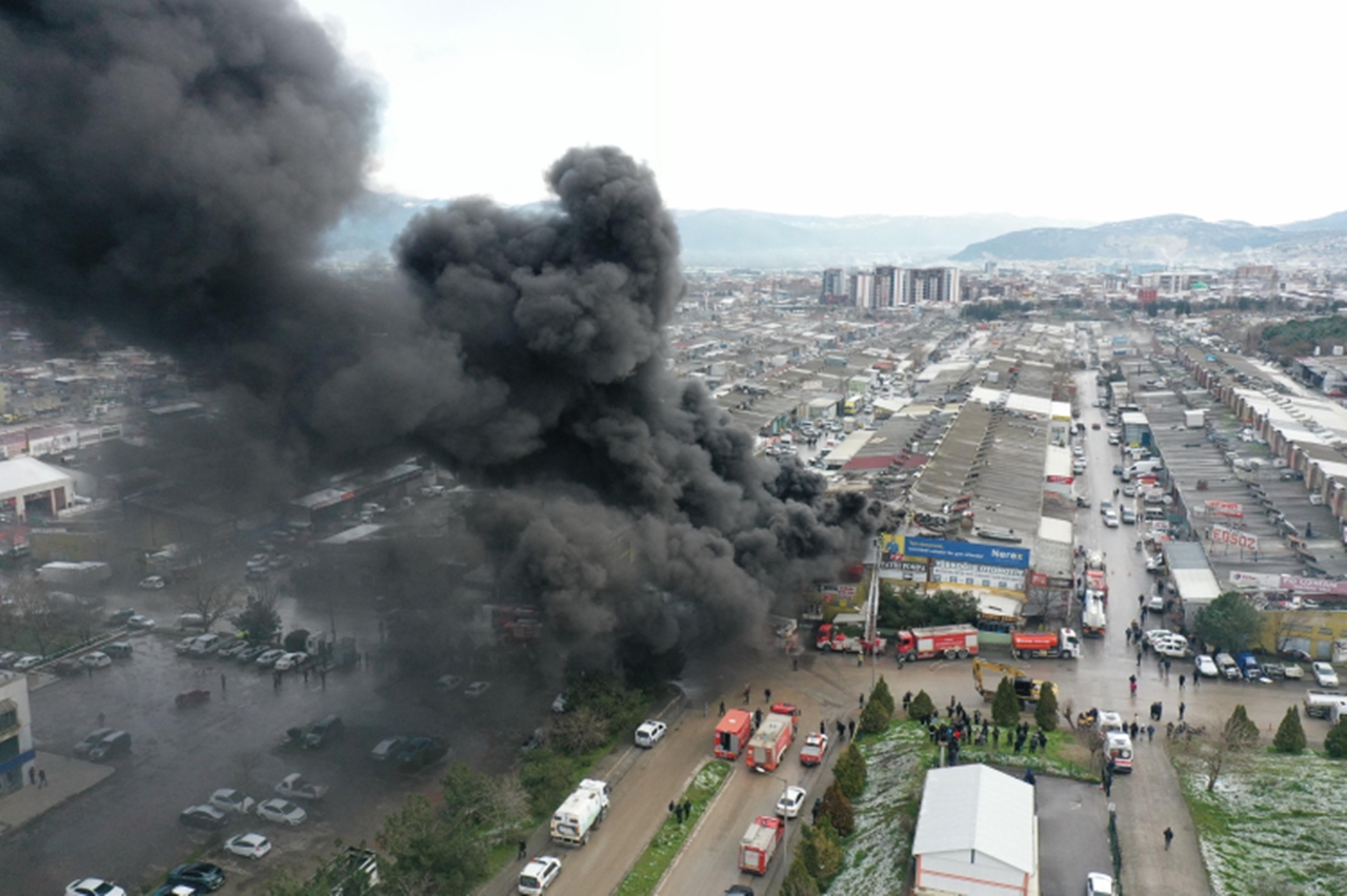 Bursa'da Büyük yangın paniğe neden oldu: Ekipler söndürme mücadelesi veriyor