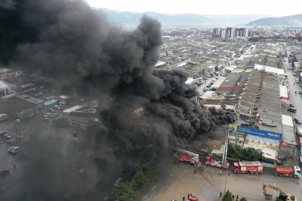 Bursa'da Büyük yangın paniğe neden oldu: Ekipler söndürme mücadelesi veriyor