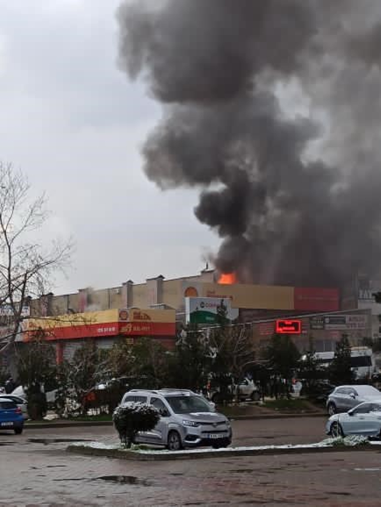 Bursa'da Büyük yangın paniğe neden oldu: Ekipler söndürme mücadelesi veriyor