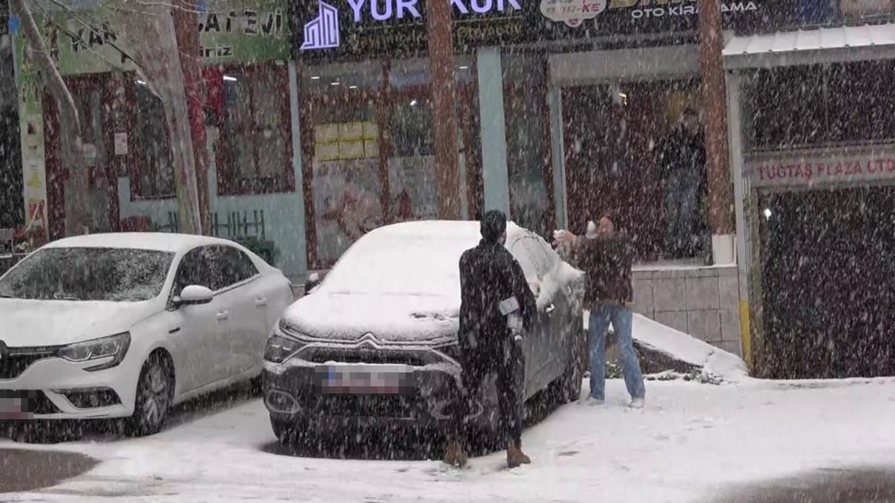 Bursa kara teslim! Trafikte çile, Sokaklarda kar keyfi