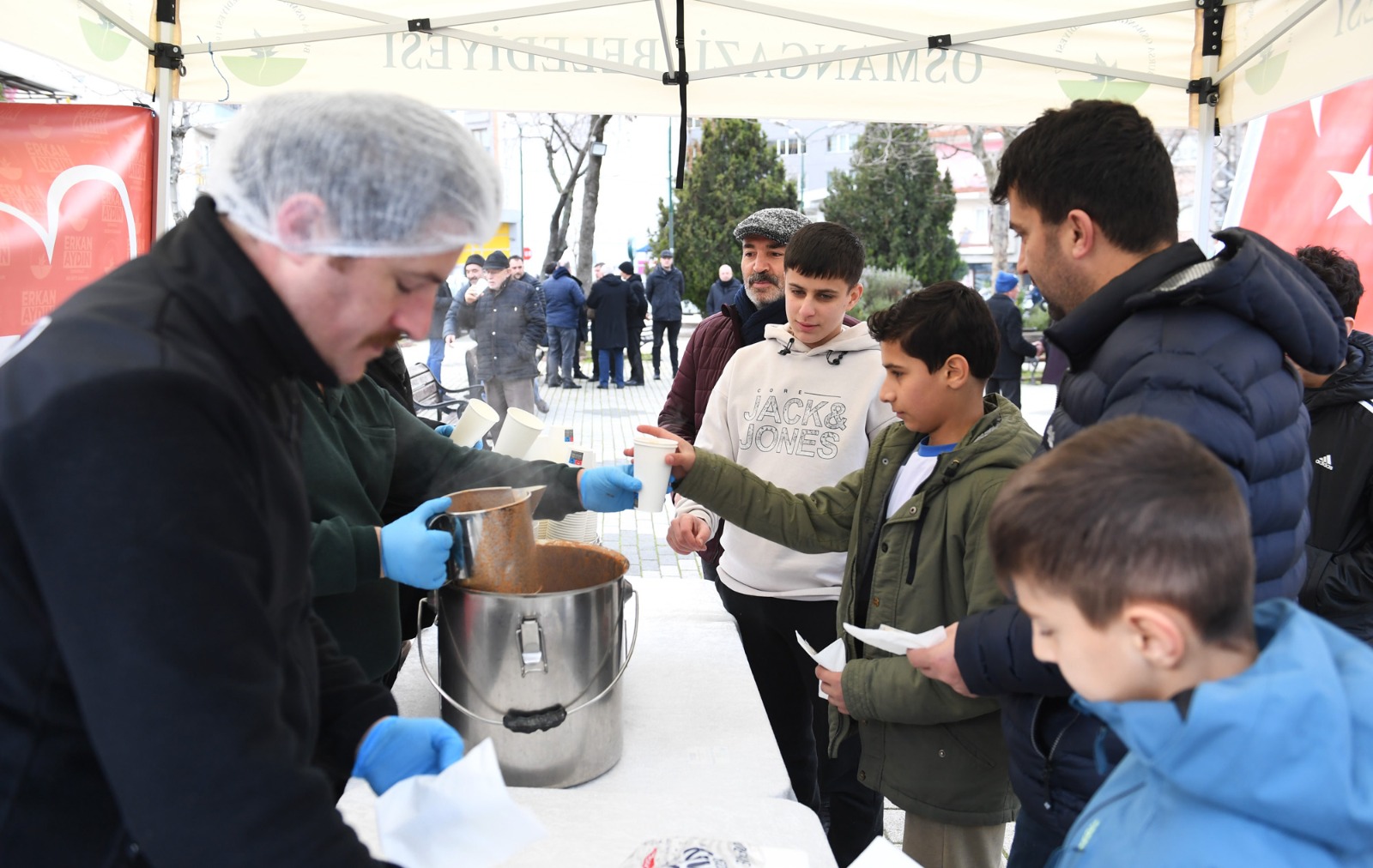 Başkan Aydın, Zekai Gümüşdiş’te Çorba ikramı ve hizmet sözleriyle vatandaşlarla buluştu