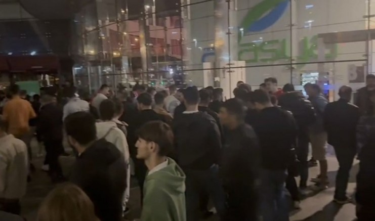120 bin TL'lik telefon için geceden kuyruğa girdiler!
