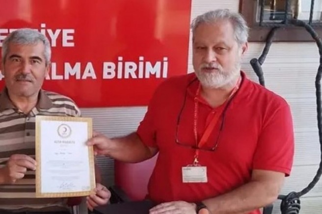 20 yıl kan bağışı yaptı, Kızılay'dan altın yerine teneke parçası