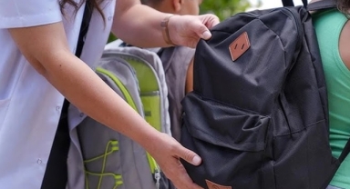 Ağır çantalar tehlike saçıyor: Çocuklarda Bel ve Sırt ağrısı riski