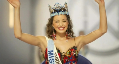 Azra Akın: Güzellik yarışmasına Aile dostlarımız sayesinde katıldım