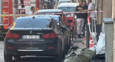Beton bloklar araçların üzerine devrildi