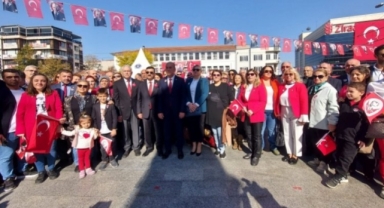 Bursa'da İYİ Parti'den Cumhuriyet Bayramı için çelenk sunumu