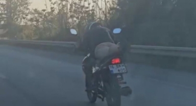Bursa'da üzerine yattığı motosikletle trafikte seyretti