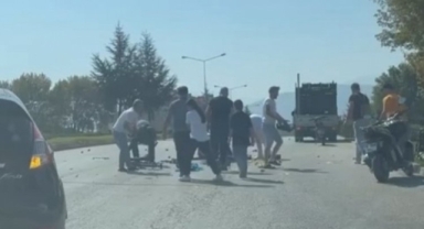 Bursa'da yere dökülen armutları gören sürücüler yardımına koştu