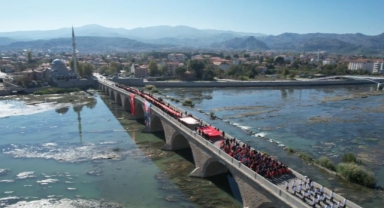 Çorum'da vatandaşlar dev Türk bayrağı ile yürüdü