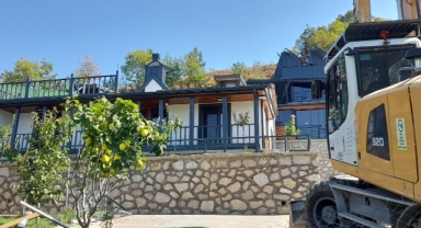 Gökçeören’de kaçak bir villa daha yıkıldı