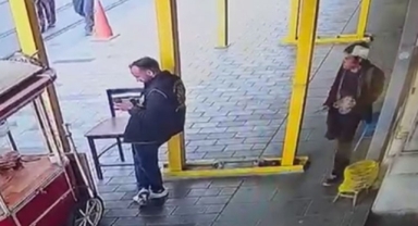 İstanbul İstiklal Caddesi'nde bir polis ensesinden bıçaklandı