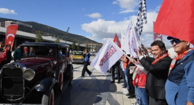 Klasik otomobiller Başkan Aydın’ın startıyla yola çıktı